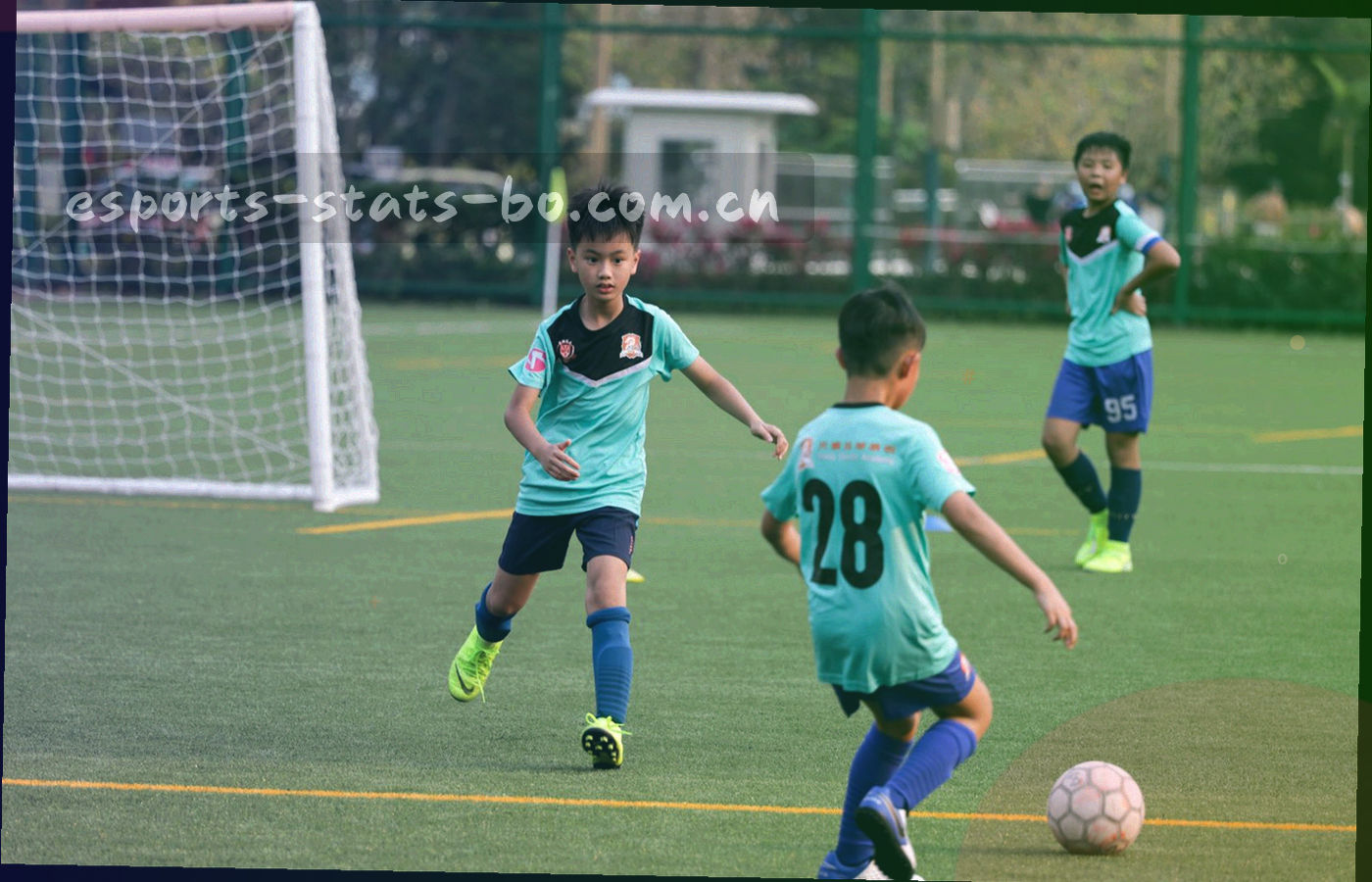 客服工作台界面上同时开着咨询工单与赛区胜率数据面板